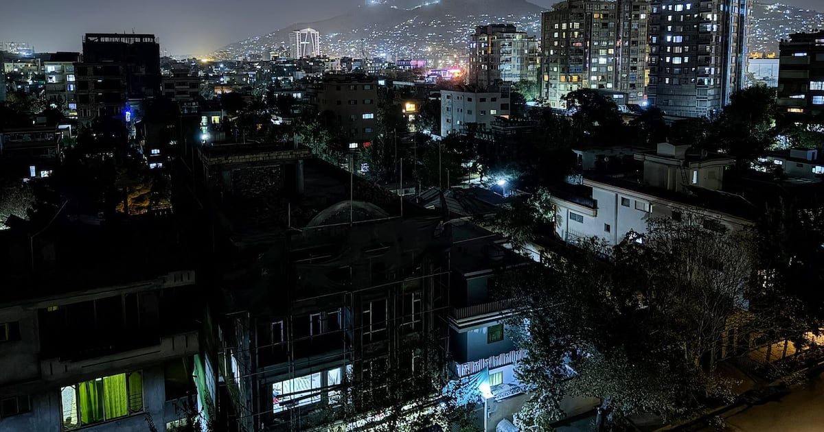 „Ohne Telefon und Internet sind wir blind“: Taliban kappen Afghanistans ...