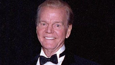 The broadcasting pioneer Paul Harvey poses at the Hall of Fame in Chicago.