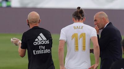 Head coach Zinedine Zidane talks to player Gareth Bale. EPA