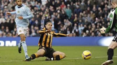 Robinho, left, hits his second goal past the Hull City goalkeeper Boaz Myhill.