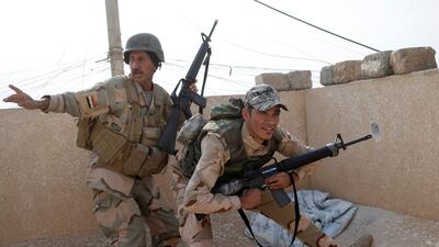 Iraqi soldiers take cover during clashes with ISIL in Mosul on November 9, 2016. Goran Tomasevic / Reuters