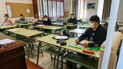 Students wearing face masks attend class at the Lopez de Mendoza Institute in Burgos after the reopening of schools in Spain. AFP / CESAR MANSO