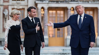 French President Emmanuel Macron and his wife Brigitte Macron welcome President Donald Trump at the Palace of Versailles, near Paris. REUTERS / Evelyn Hockstein