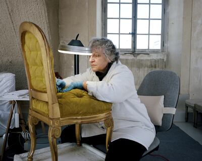 Restoration of the silk upholstered chairs from the theatre. Gilles Coulon / Tendance Floue / OPPIC