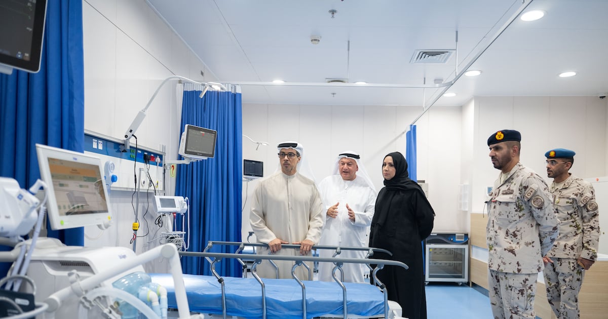 Scheich Mansour bin Zayed besichtigt Abu Dhabis schwimmendes Krankenhaus ...