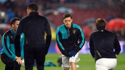 Arsenal’s German midfielder Mesut Ozil warms up before the Uefa Champions League Round of 16 second leg football match FC Barcelona v Arsenal FC at the Camp Nou stadium in Barcelona on March 16, 2016. AFP / LLUIS GENE