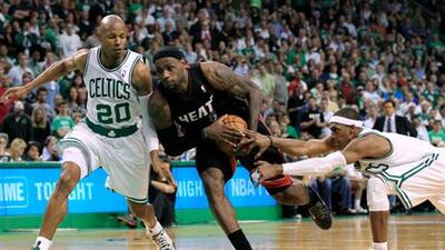 Le Bron James, centre, scored 34 points but his Miami Heat lost Game 3 to the Boston Celtics.