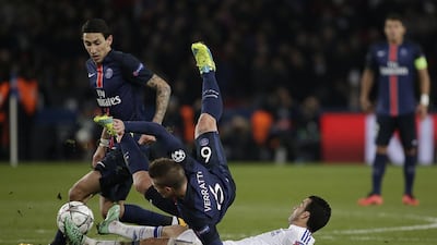 Chelsea’s Spanish forward Pedro (C) tackles Paris Saint-Germain’s Italian midfielder Marco Verratti (2nd L) during the Champions League round of 16 first leg football match between Paris Saint-Germain (PSG) and Chelsea FC on February 16, 2016, at the Parc des Princes stadium in Paris. AFP PHOTO / KENZO TRIBOUILLARD
