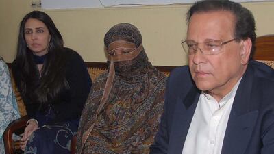 Asia Bibi (C), a Christian mother who convicted of insulting the Prophet Mohammed, with Pakistani Punjab province governor Salman Taseer (R) after handing in her appeal papers against hera death sentence at the prison in Sheikhupura on November 20, 2010. Director General Public Relation / AFP