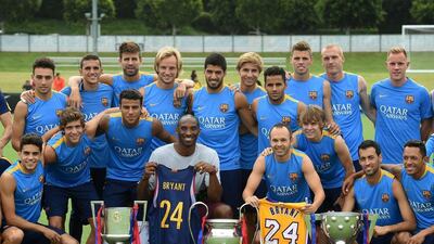LA Lakers basketball star Kobe Bryant and Barcelona take a grou photo on Monday as Barca stop in Southern California as part of their US tour. Mark Ralston / AFP
