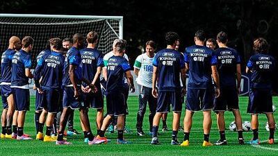 Italy coach Antonio Conte, centre, talks to his players during a training session at Coverciano Sports Center in Florence, Italy, on October 8, 2014. Italy play Azerbaijan in an Uefa Euro 2016 qualification match in Palermo on October 10, 2014. EPA/MAURIZIO DEGL' INNOCENTI