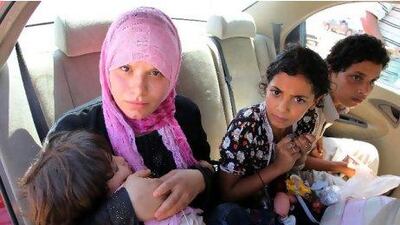 Civilians flee from the besieged city of Bani Walid, Libya, yesterday. According to media sources, Libyan rebels said they were delaying assault on Bani Walid, one of the last bastions of fugitive leader Muammar Qaddafi after meeting fierce resistance. MOHAMMED MESSARA / EPA