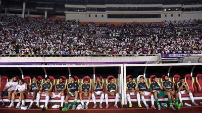 Real Madrid’s players sit on the bench before the International Champions Cup football match between Inter Milan and Real Madrid in Guangzhou on July 27, 2015. AFP PHOTO / JOHANNES EISELE