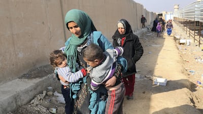 Displaced Iraqis are seen on December 12, 2016 in Maktab Al Khaled after fleeing the town of Hawija due to fighting between Iraqi forces and ISIL. / AFP PHOTO / Marwan IBRAHIM