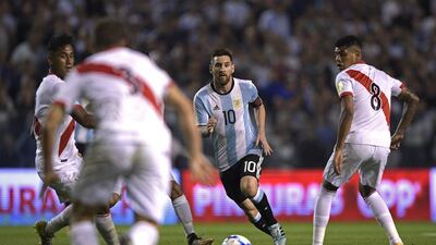 Argentina's Lionel Messi (C) drives the ball during the 2018 World Cup football qualifier match against Peru in Buenos Aires on October 5, 2017. / AFP PHOTO / Juan MABROMATA