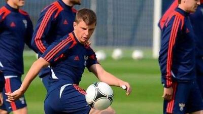 Russian forward Andrey Arshavin controls the ball during a training session at the Victoria stadium in Sulejowek, Poland. Natalia Kolesnikova / AFP