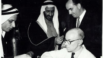 Sheikh Rashid inspects pearls from the Gulf at Garrard jewellers in Regent Street. Courtesy Arabian Gulf Digital Archive