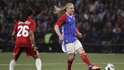 Emmanuel Petit of the France 98 team controls the ball, next to Fifa 98's midfielder Edgar Davids. Thomas Samson / AFP