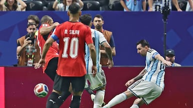 Lionel Messi of Argentina (R) scores the 2-2 equalizing goal during the FIFA World Cup 2026 Round of 16 match Argentina against Egypt, in Atlanta, USA, 07 July 2026. EPA / RONALD WITTEK