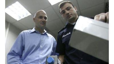 Teimuraz Kupatadze, a Georgian police chief, demonstrates radiation detection equipment to Thomas D’Agostino, head of the US department of energy’s National Nuclear Security Administration.