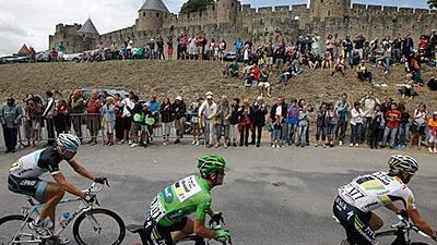 Mark Cavendish, centre, in action during yesterday’s 15th stage of the Tour de France, which he won in a sprint finish.