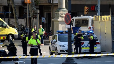 Medical staff members and policemen stand in a cordoned-off area. Josep LAGO / AFP.