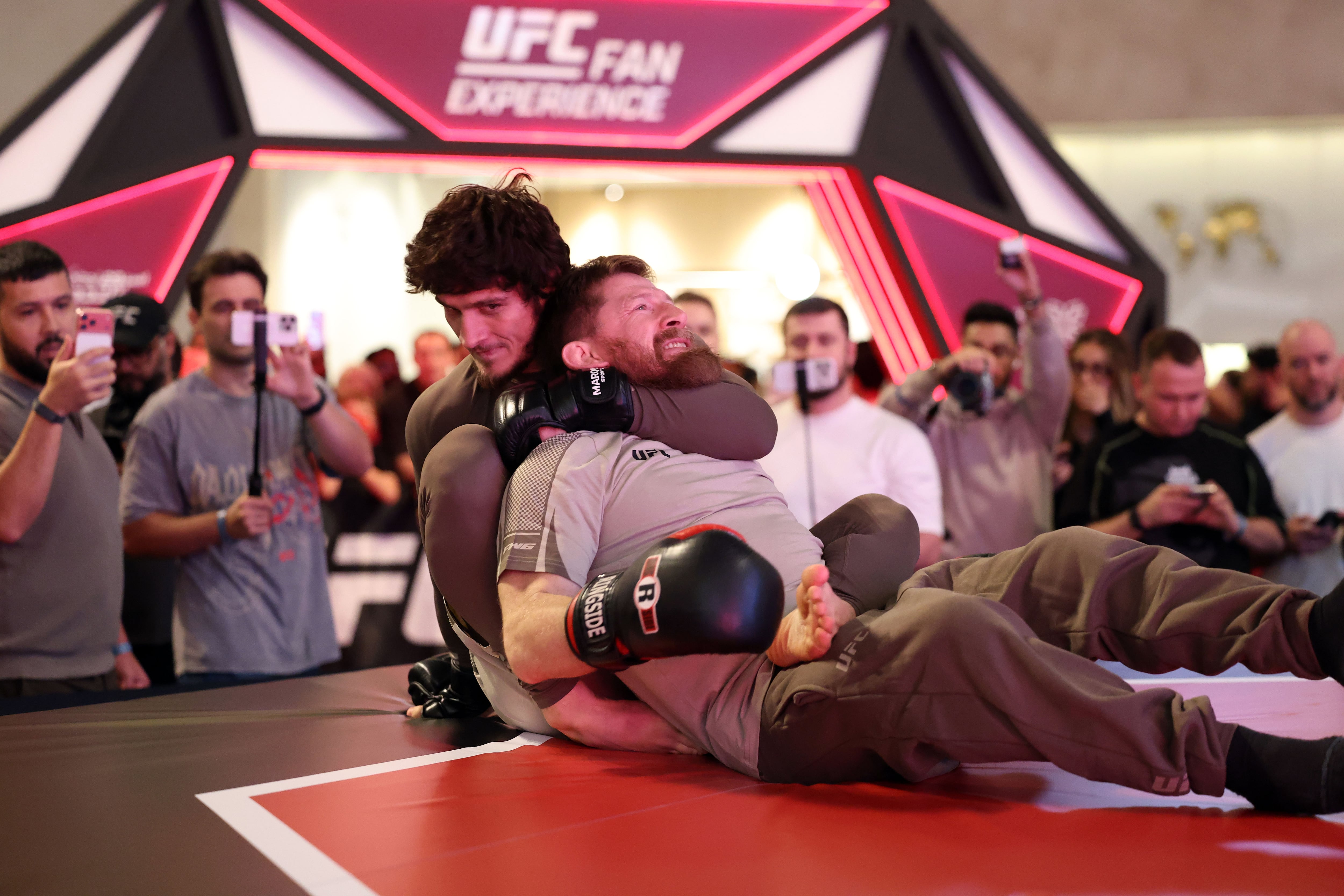 Movsar Evloev takes part in an open workout ahead of his title fight against champion Alexander Volkanovski.