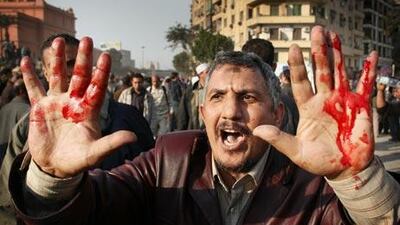 Major violence broke out between pro- and anti-Mubarak protesters in Cairo's central Tahrir Square this afternoon.