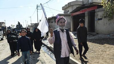 Iraqi civilians flee Gogjali, an industrial area on the eastern fringes of Mosul, on November 2, 2016. Bulent Kilic / AFP