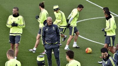 Real Madrid's new French coach Zinedine Zidane (C) looks at his players during a training session at the Valdebebas training ground in Madrid on January 8, 2016. AFP PHOTO / GERARD JULIEN