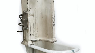 The first Ritz bathtub, with an estimated sale price of between US$960 and $1,440, is among 10,000 items from the the famous Paris hotel that will be offered at auction in April 2018. Photo courtesy: Artcurial