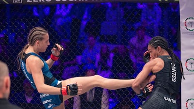 Dakota Ditcheva in action against Taila Santos.