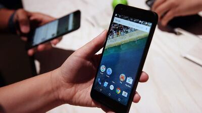 An attendee inspects the new Nexus 5X phone during a Google media event on September 29, 2015 in San Francisco, California. Justin Sullivan / Getty Images / AFP