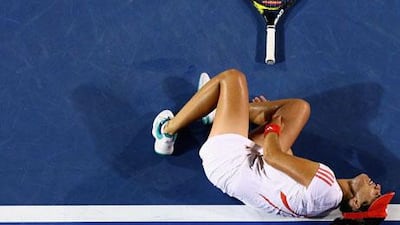 Anabel Medina Garrigues tried to continue but eventually had to withdraw from her match against Li Na due to an injured ankle.