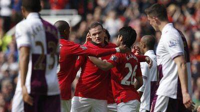 Manchester United's Wayne Rooney, centre, celebrates with team mates after scoring during their English Premier League soccer match against Aston Villa at Old Trafford in Manchester, northern England March 29,2014. REUTERS/PHIL NOBLE