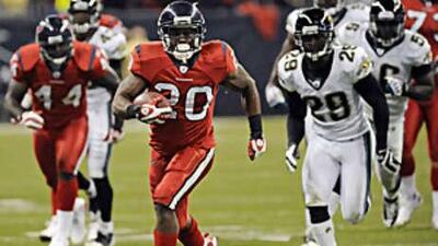The Houston Texans running back Steve Slaton leaves all of the Jacksonville defence behind.