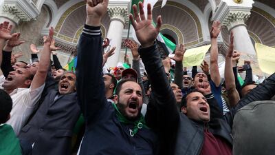 Algerians protest for the departure of the entire regime.