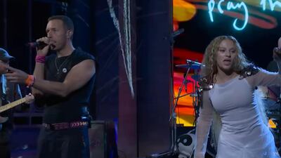 Elyanna performed the song We Pray along with British band Coldplay on Saturday. Photo: Saturday Night Live / NBC