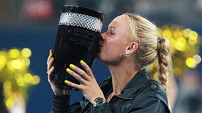 Caroline Wozniacki kisses the women’s world No 1 trophy after defeating Petra Kvitova.