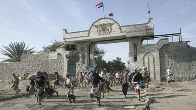 Militiamen loyal to Yemen's president Abdrabu Mansur Hadi loot special forces barracks in the southern port city of Aden on March 19, 2015. Yaser Hasan/Reuters