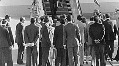 The Shah and empress Farah arrive in Egypt in 1979.