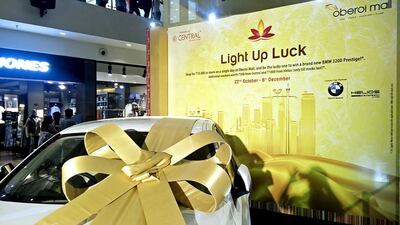 Physical stores are working hard to compete with the huge discounts offered by online stores.