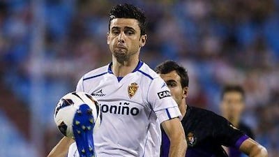 epa03366360 Real Zaragoza's Portuguese player Helder Postiga (L) fights for the ball with Valladolid's Mikel Balenziaga, during their primera division match, in Zaragoza, Spain, 20 August 2012. EPA/TONI GALAN *** Local Caption *** 03366360.jpg