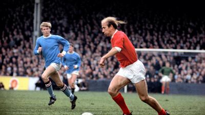 Manchester City's Colin Bell (l) tracks back as Manchester United's Bobby Charlton (r) drives forward, in 1967. Reuters