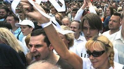 Tens of thousands of protesters chanting 'Russia will be free' rallied in Moscow against President Vladimir Putin's third term, despite a police crackdown on their leaders a day earlier.