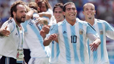 The former international Carlos Tevez, seen here playing for Argentina (centre), now plays for Shanghai Shenua after it offered him a €40 million-a-year contract. Antonio Scorza / AFP