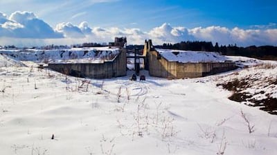 The dam near the city of Podolsk was intended to create a recreational reservoir for a planned settlement of Gidrostroya. The project was halted for unknown reasons.