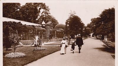The zoo's main avenue in the 1900s.