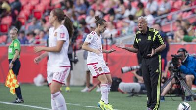 Spain coach Ignacio Quereda speaks to his players during a 2015 FIFA Women's World Cup Group E match against South Korea at Lansdowne Stadium in Ottawa on June 17, 2015. AFP