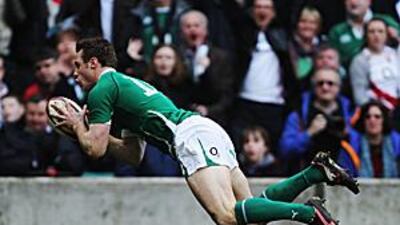 Tommy Bowe dives over for the first of his two tries at Twickenham yesterday.